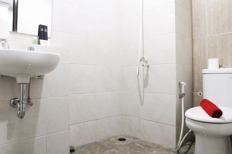 Bathroom 3, Comfortable Studio Apartment at Grand Dhika City By Travelio, Bekasi