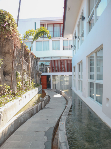 Exterior & Views 25