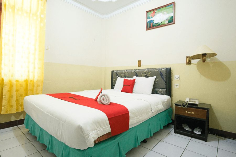 Bedroom 5, RedDoorz Plus near Pelabuhan Bitung, Bitung