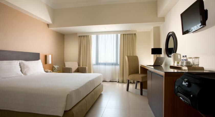 Bedroom 4, Hotel Santika Pandegiling Surabaya, Surabaya