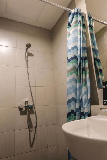 Bathroom 5, Brand New Studio Room at Bintaro Icon Apartment By Travelio, Tangerang Selatan