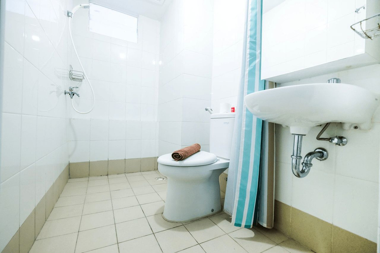 Bathroom 5, Modern and Comfy 3BR Bassura City Apartment By Travelio, Jakarta Timur