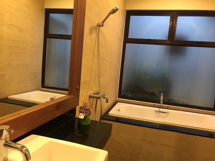Bathroom, Luxurious Modern Villa at Vimala Hills, Bogor