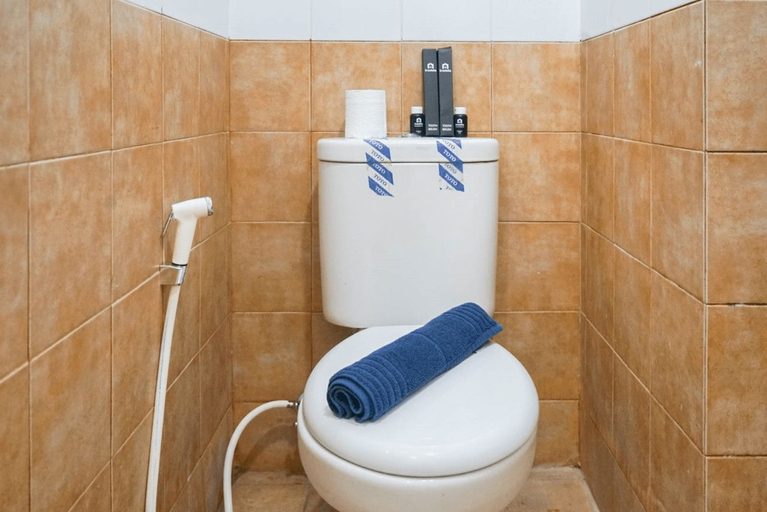 Bathroom 5, Comfortable 2BR Apartment at Green Pramuka near Mall By Travelio, Jakarta Pusat