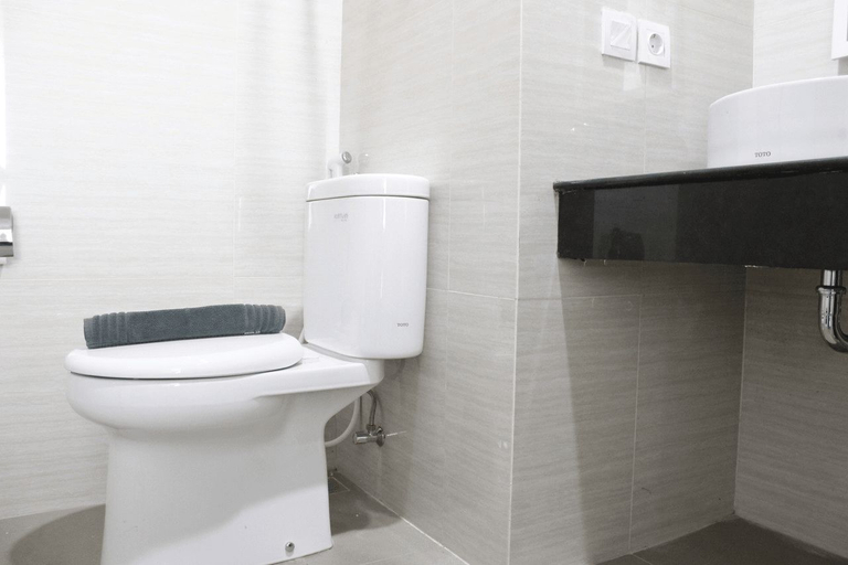 Bathroom 5, Strategic Studio at Green Kosambi Bandung Apartment By Travelio, Bandung