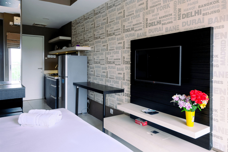 Bedroom 2, Comfy Studio Apartment @ Skylounge Tamansari By Travelio, Tangerang