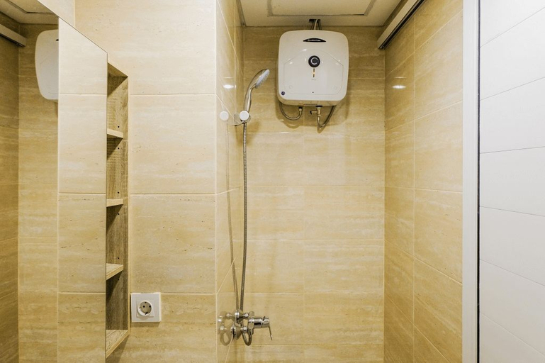 Bathroom 5, Simply Minimalist Studio Apartment at Springwood Residence By Travelio, Tangerang