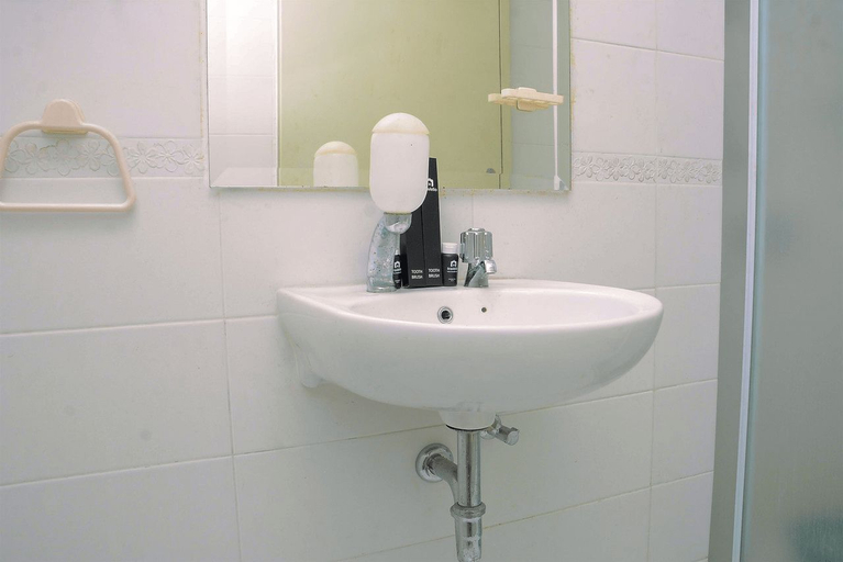 Bathroom 5, Pleasant Studio Apartment at City Home MOI By Travelio, Jakarta Utara
