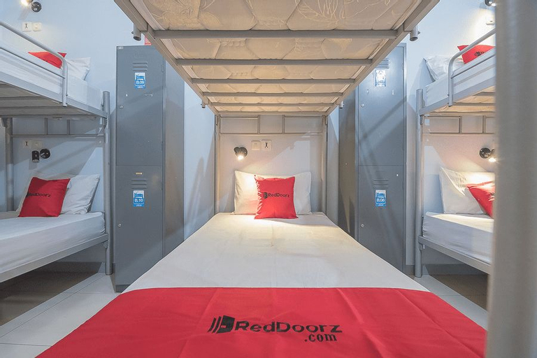 RedDoorz Hostel near Braga Citywalk, Bandung