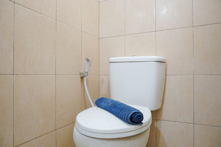Bathroom 5, Compact Studio Apartment at Margonda Residence 2 By Travelio, Depok