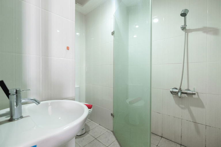 Bathroom 5, Cozy Studio at Tamansari Semanggi Apartment by Travelio, Jakarta Selatan