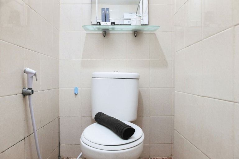 Bathroom 5, Comfy Studio Room Sunter Park View Apartment By Travelio, Jakarta Utara