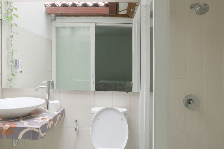Bathroom 5, RedDoorz Plus @ Demangan Gejayan, Sleman