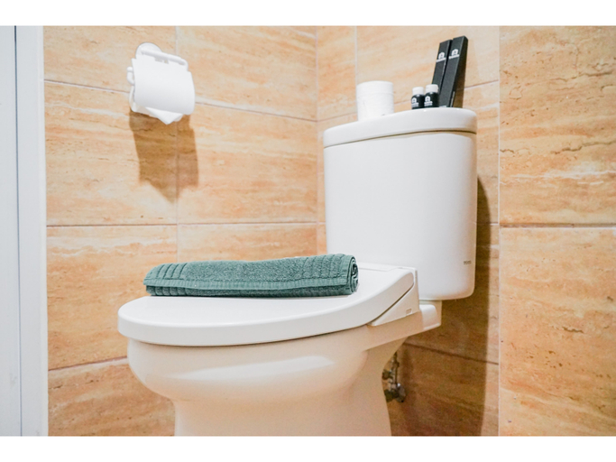 Bathroom, Luxurious Studio Apartment at Bintaro Plaza Residence By Travelio, South Tangerang