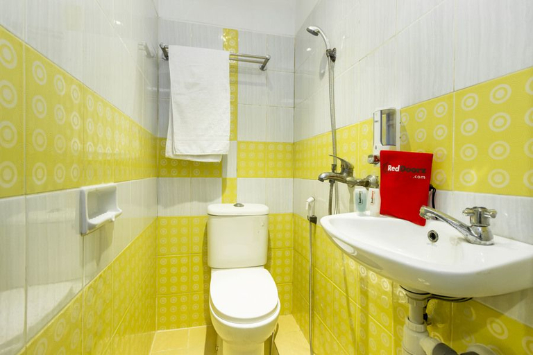 Bathroom 5, RedDoorz Near Gajah Mada Plaza 2, West Jakarta