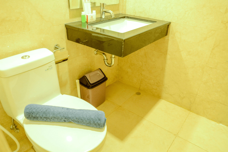 Bathroom, Spacious and Modern 2BR L'Avenue Apartment By Travelio, South Jakarta