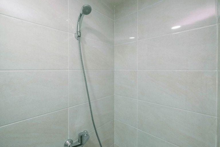 Bathroom 5, Comfortable 1BR Apartment at Mustika Golf Residence By Travelio, Cikarang