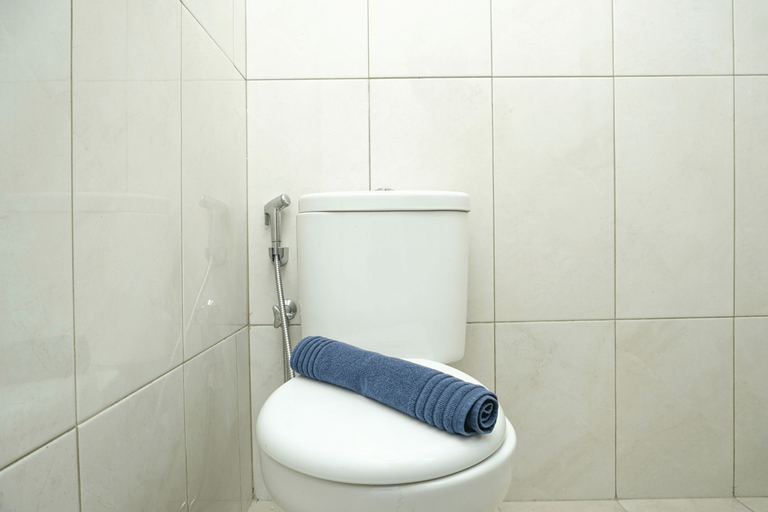 Bathroom 5, Furnished Studio with City View at The Nest Apartment By Travelio, Tangerang