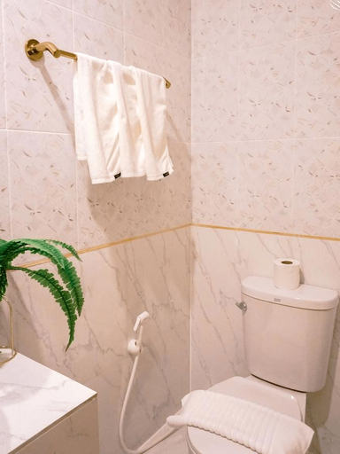 Bathroom 5, Isara Boutique Hotel and Café, Phuket Island