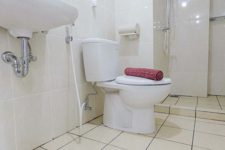 Bathroom 5, Comfortable 2BR Apartment at M-Town Residence By Travelio, Tangerang