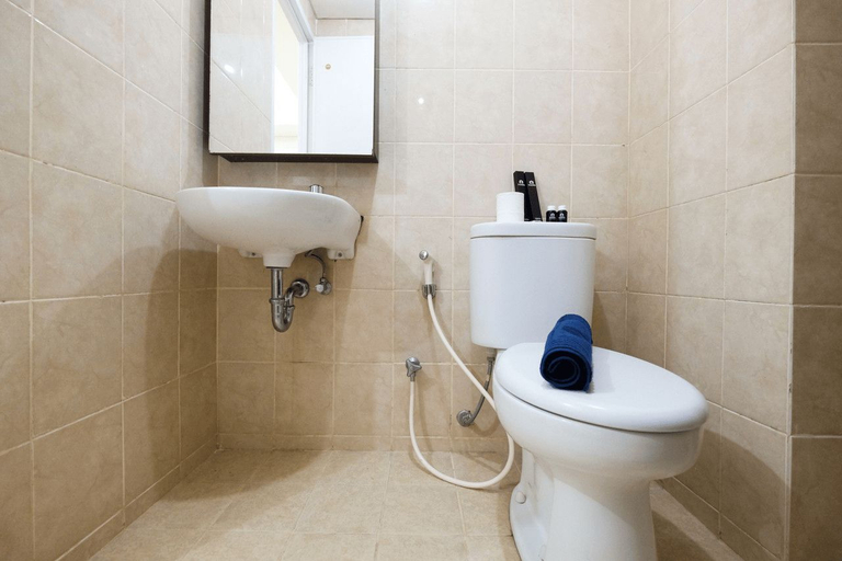 Bathroom 5, Comfy 2BR at Green Lake Sunter Apartment By Travelio, Jakarta Utara