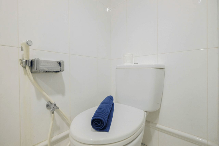 Bedroom 3, Spacious and Cozy 3BR Poins Square Apartment By Travelio, South Jakarta