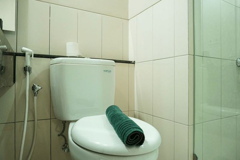 Bathroom 5, Cozy Studio Apartment at Nine Residence connected to Mall By Travelio, Jakarta Selatan
