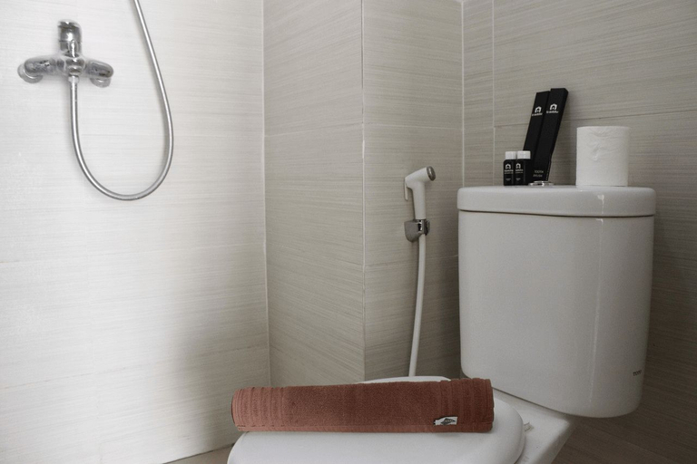 Bathroom 5, Relaxing 1BR Gateway Pasteur Apartment near Exit Toll By Travelio, Bandung