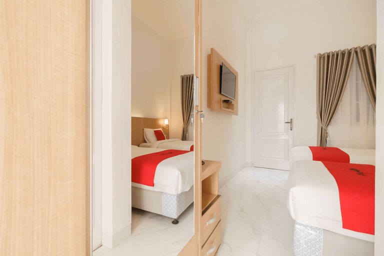 Bedroom 5, RedDoorz Plus Syariah @ Jalan Dr Sutomo Padang, Padang