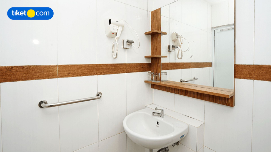 Bathroom 13