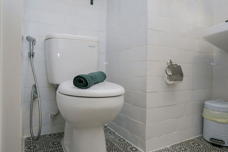 Bathroom 4, Elegant 1BR Parahyangan Residence Apartment With Mountain View By Travelio, Bandung