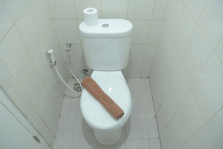 Bathroom 5, Comfy Studio Poris 88 Apartment By Travelio, Tangerang