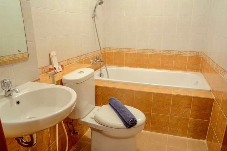 Bathroom 2, BIG 2BR Grand Palace Kemayoran (76 SQM) By Travelio, Jakarta Pusat
