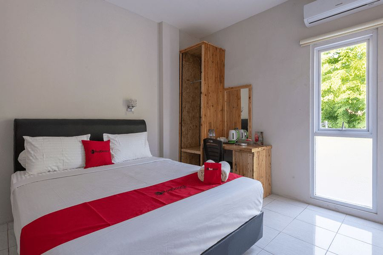 Bedroom 4, RedDoorz Plus Syariah @ Raya Nginden 2, Surabaya