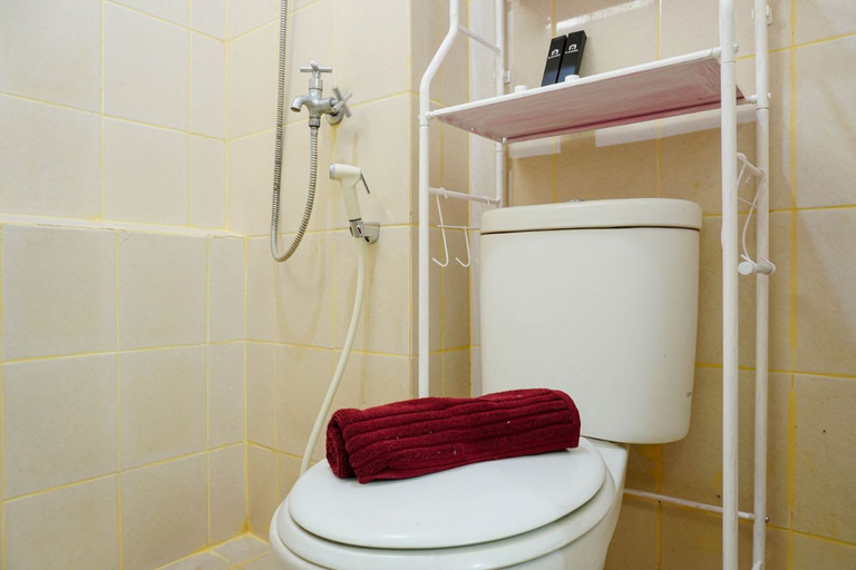 Bathroom 5, Wonderful and Cozy Studio at Green Palace Apartment By Travelio, Jakarta Selatan