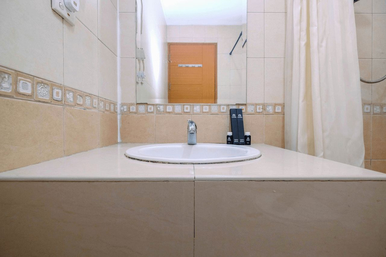 Bathroom 5, Stylish and Spacious 2BR Hampton's Park Apartment By Travelio, South Jakarta