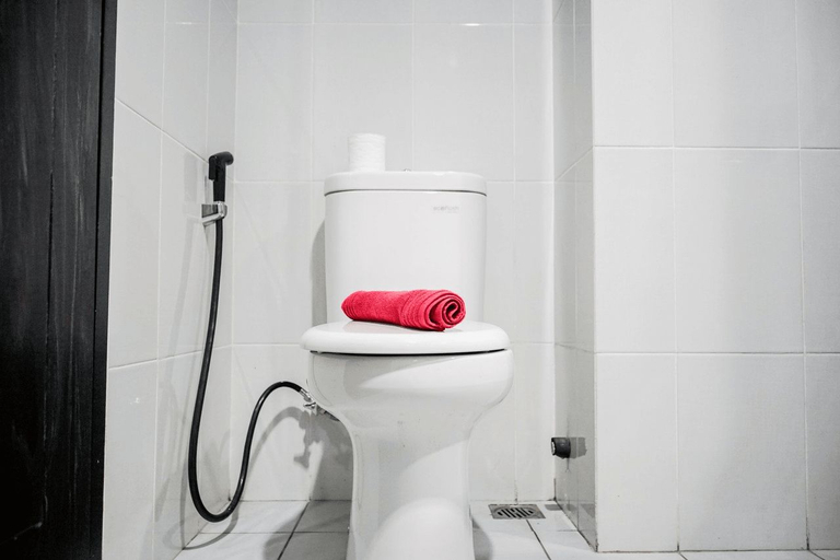 Bathroom 5, Cozy Minimalist Studio @ Casa de Parco Apartment By Travelio, Tangerang