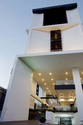 Exterior & Views 8