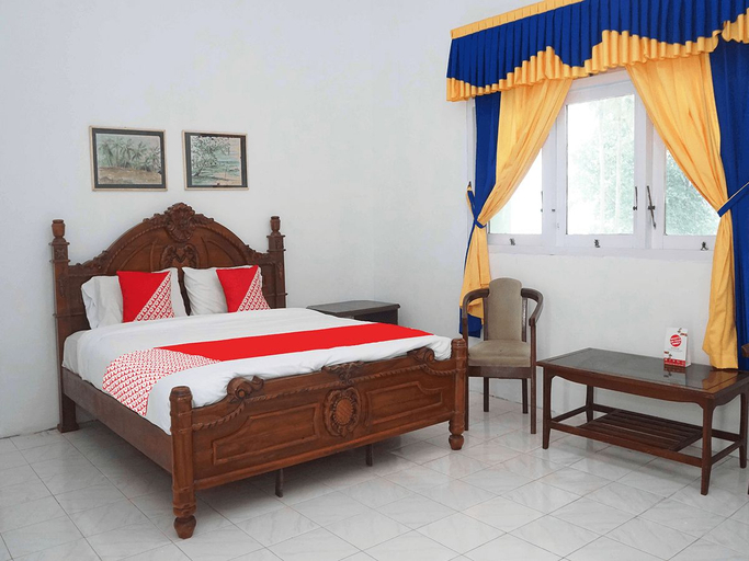 Bedroom 1, OYO 1148 Pelangi Hotel New Teluk Uber, Bangka