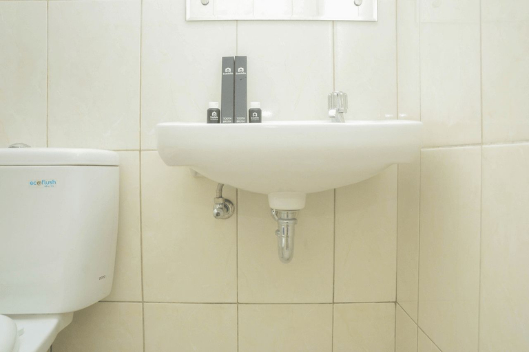 Bathroom 5, Comfy 2BR Apartment @ Springlake Summarecon By Travelio, Bekasi