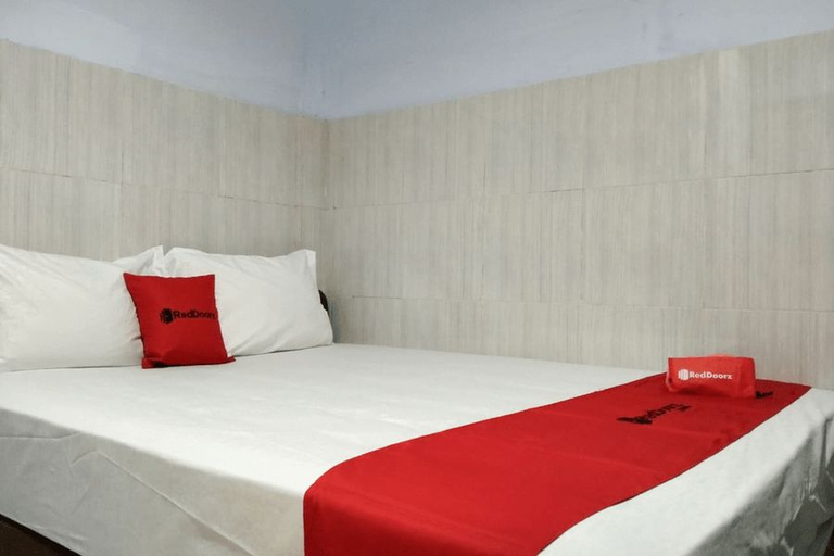 Bedroom 2, RedDoorz @ Hotel Surabaya Sumenep, Pulau Madura