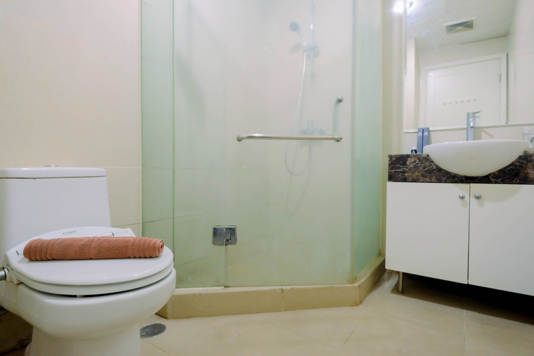 Bathroom 5, Modern and Comfortable 1BR at Casa Grande Apartment By Travelio, Jakarta Selatan