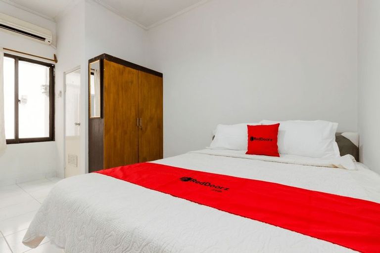 RedDoorz Syariah near Pondok Indah Mall 3, Jakarta Selatan