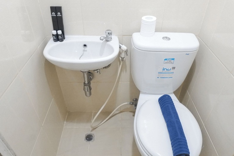 Bathroom 5, Modern 2BR Apartment at Pavilion Permata By Travelio, Surabaya
