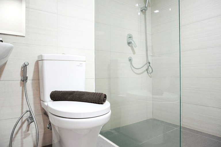 Bathroom 5, Best Location 2BR Ciputra International Apartment By Travelio, West Jakarta