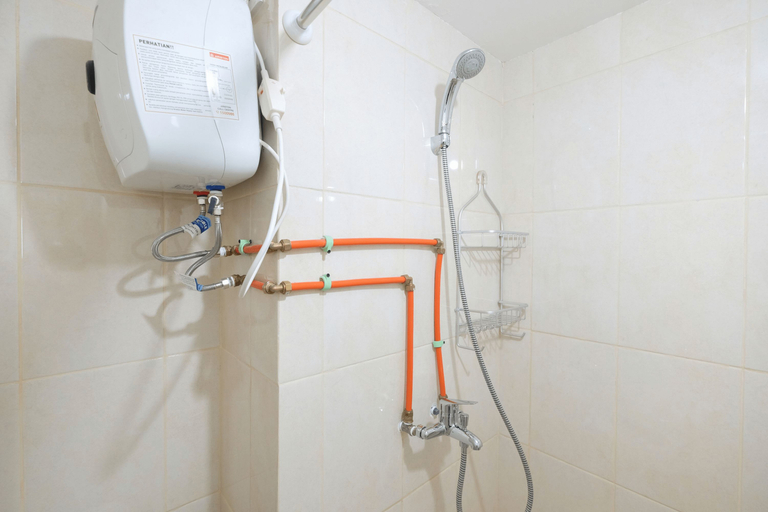 Bathroom 5, Elegant Studio at Springlake Summarecon Bekasi Apartment By Travelio, Bekasi