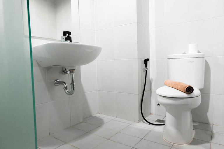 Bathroom 3, Nice and Prime Location 1BR Casa De Parco Apartment By Travelio, Tangerang