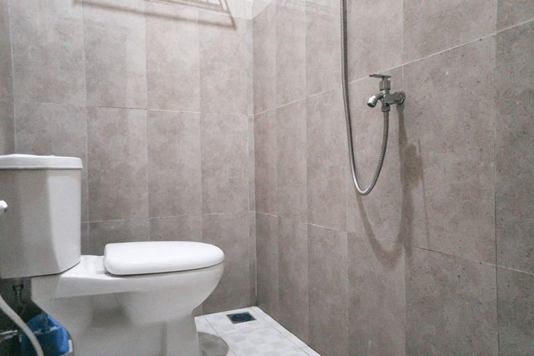 Bathroom 4, RedDoorz Syariah near Exit Tol Malang, Malang