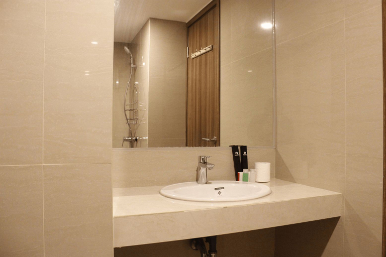 Bathroom 5, Convenient Studio Room Galeri Ciumbuleuit 3 Apartement By Travelio, Bandung