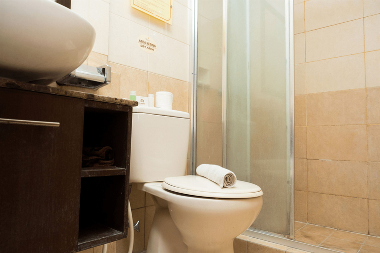Bathroom 5, Spacious Studio Room at Grand Setiabudi Apartment By Travelio, Bandung